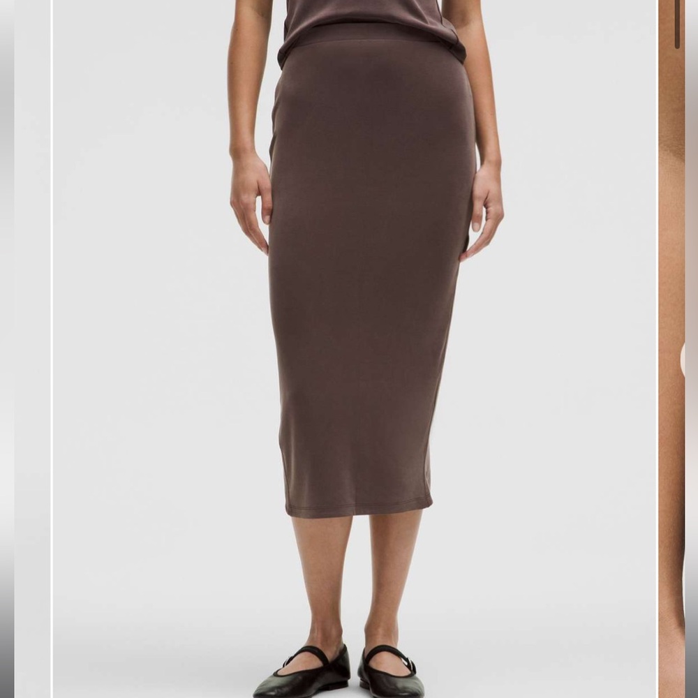 NWT Lululemon Drapey Softstreme Column Midi Skirt
Espresso sz. XL